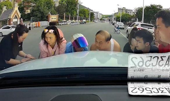 Nguoi dan hop suc nang oto, giai cuu nguoi mac ket o Trung Quoc hinh anh