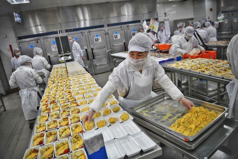 Cach dau bep chuan bi hang trieu suat an voi 45 thuc don tren may bay hinh anh