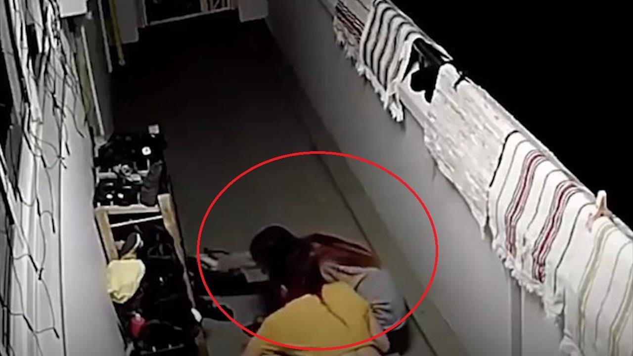 Len lut trom giay phong ben, 2 co gai xau ho khi phat hien co camera hinh anh