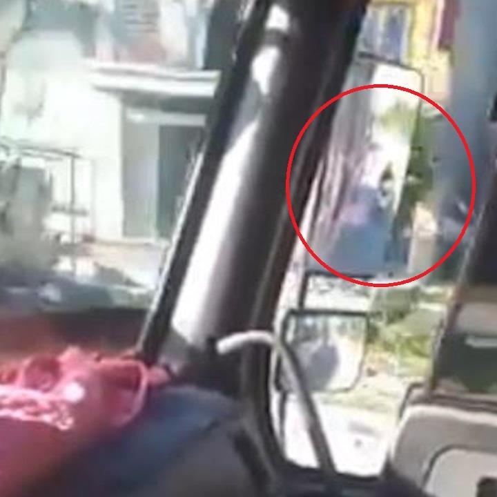 Xe may vo tu di song song xe tai de nup bong ram, tranh nang hinh anh