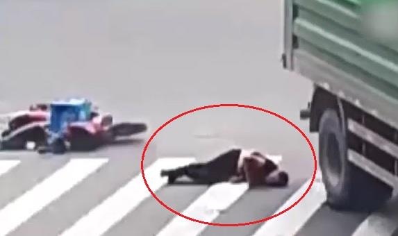 Nguoi dan ong song sot than ky khi bi xe tai chen qua dau hinh anh