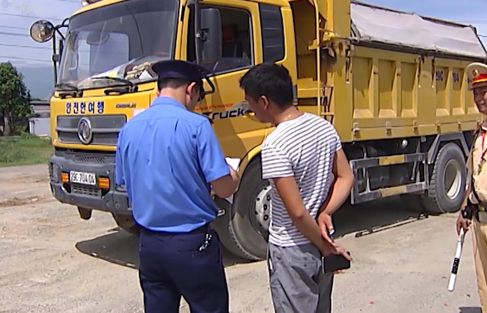 'Co moi' vay kiem tra tai trong xe ngay truoc mat thanh tra giao thong hinh anh