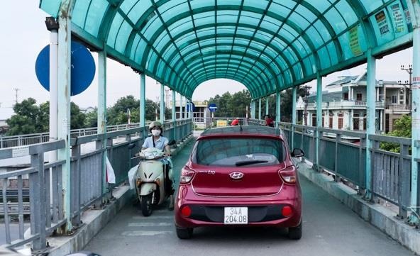 Bat chap lenh cam, oto phi len cau vuot quoc lo 5 de qua duong hinh anh