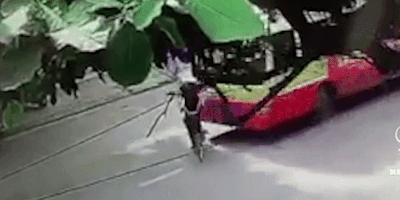 Nguoi phu nu di xe dap bi xe buyt dam nga vang ra duong hinh anh