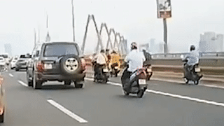 Tai xe quay dau xe 'don nga' xe may khac ngay tren cau Nhat Tan hinh anh