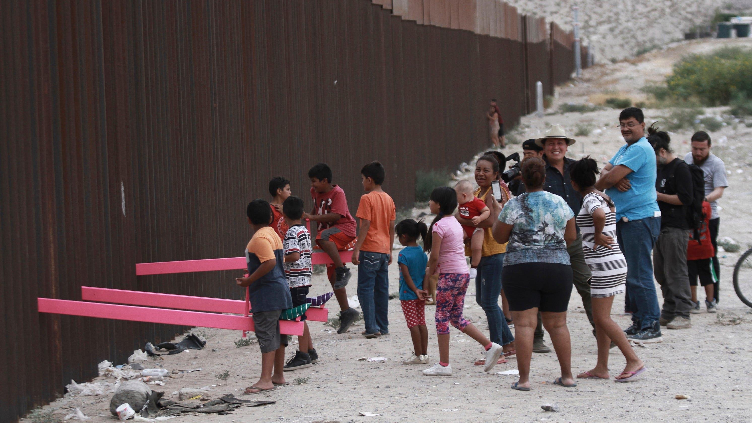 Chiec bap benh mau hong xuyen qua hang rao bien gioi My - Mexico hinh anh