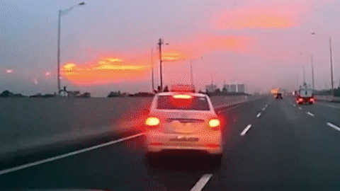 Taxi mat lai tong vao dai phan cach tren cao toc Ha Noi - Hai Phong hinh anh