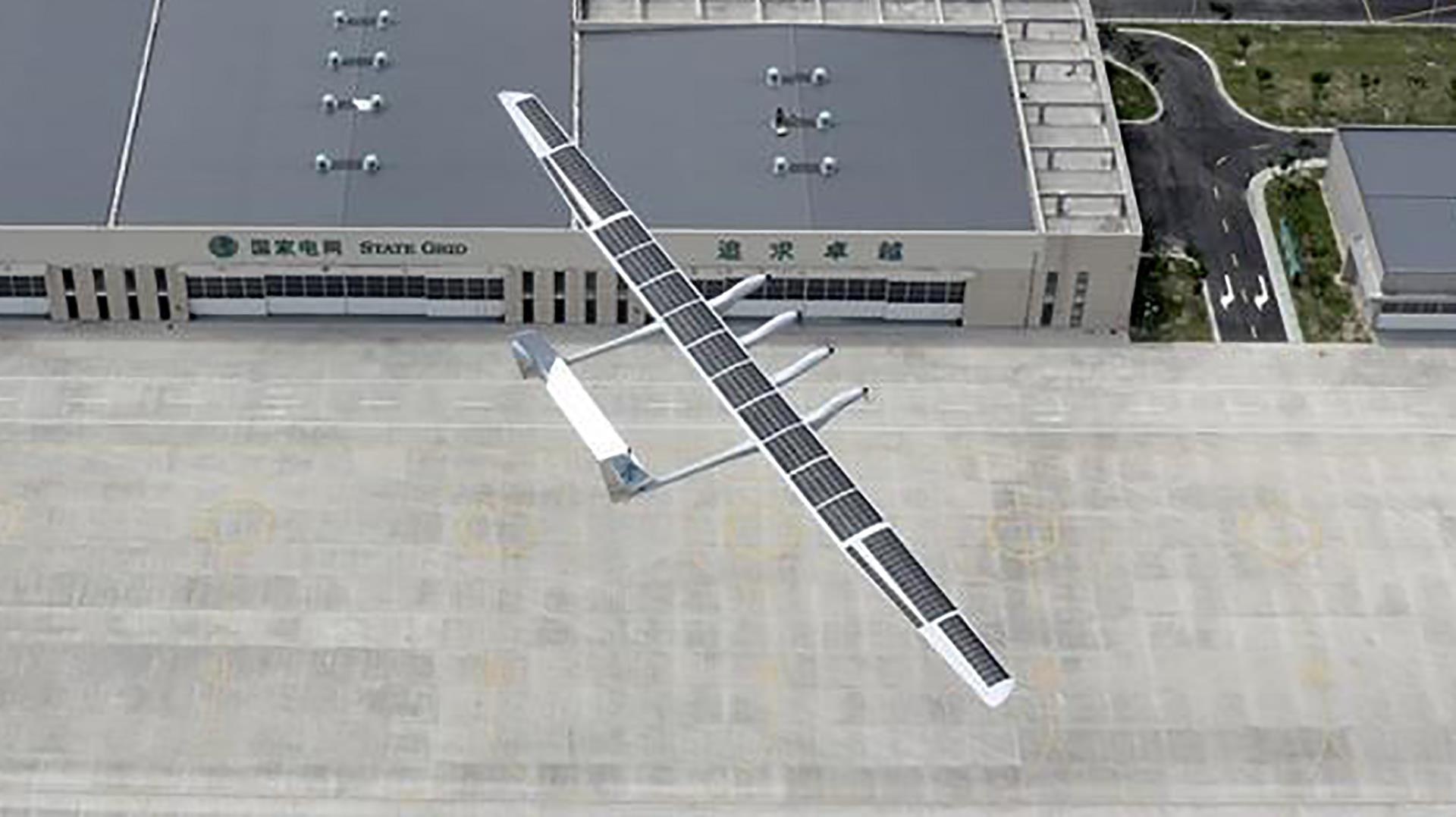 May bay dung nang luong mat troi cua Trung Quoc lan dau cat canh hinh anh