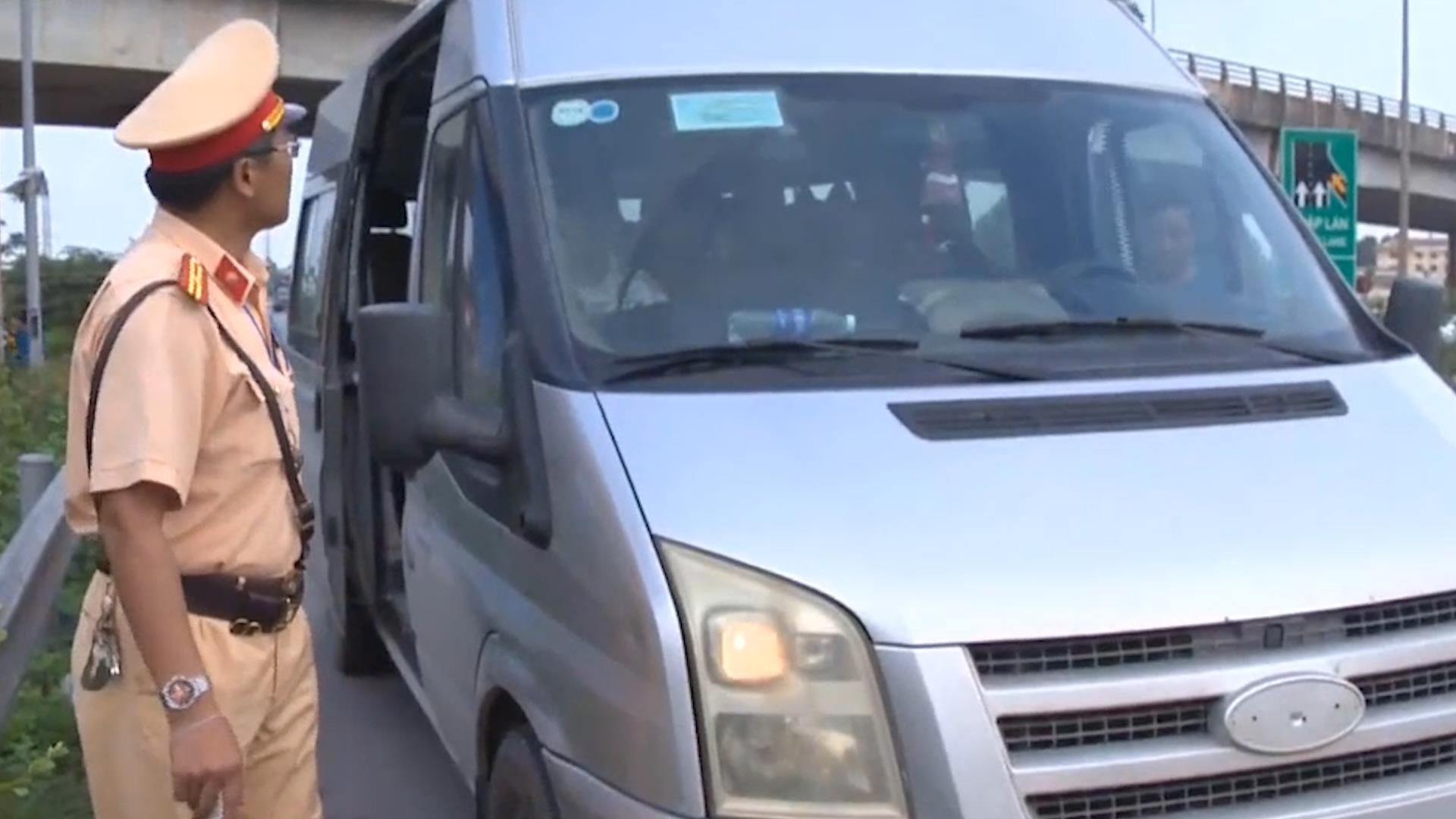 Ngang nhien dung don, tra khach tren cao toc Ha Noi - Bac Giang hinh anh