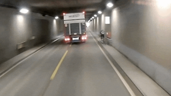 Chay vao duong ham, xe dap suyt bi oto phia sau tong trung hinh anh