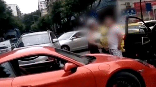 Cai nhau tranh duong o TQ, co gai lai xe Porsche bi tat bay mu hinh anh