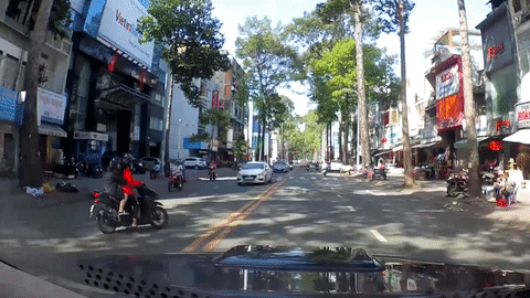 Tat dau oto de sang duong, nguoi phu nu suyt bi dam thang o TP.HCM hinh anh