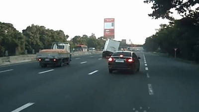 Xe tai 'lam xiec' giu thang bang sau khi 2 banh bi nhac khoi mat duong hinh anh