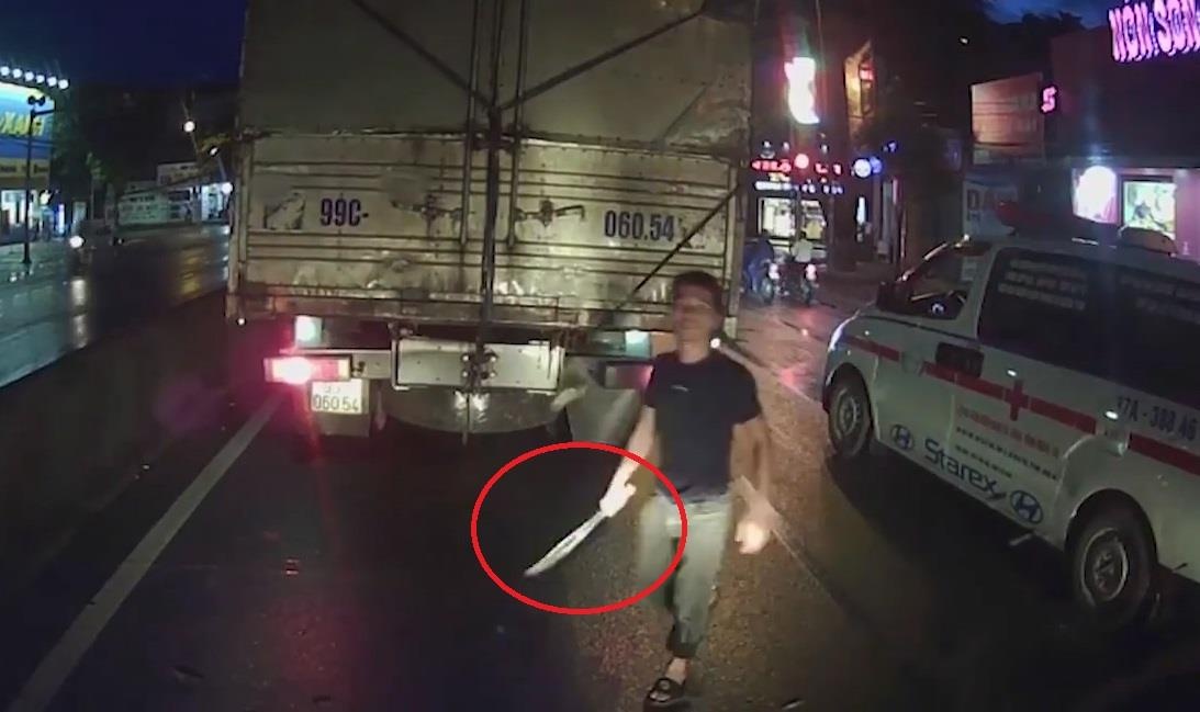 Xin vuot bat thanh, tai xe xe cuu thuong vac dao 'doi xu' lai xe tai hinh anh