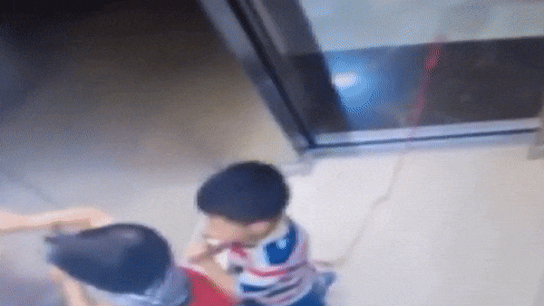 Cam theo day thung choi, be trai bi treo len cao trong thang may hinh anh