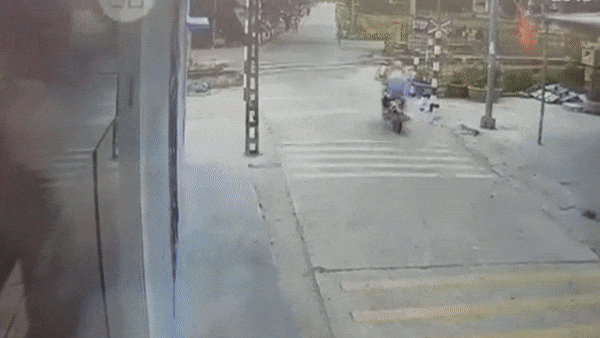 Xe may bi doan tau tong thang khi bang qua duong ray hinh anh