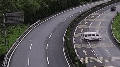 Mat lai, tai xe va hanh khach vang ra khoi xe buyt hinh anh