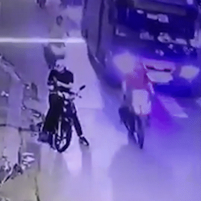 Nga xuong duong sau cu phanh gap, thanh nien bi xe buyt can tu vong hinh anh