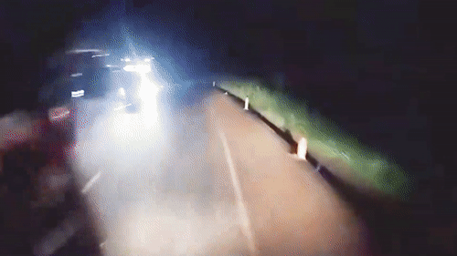 Vuot au trong dem, xe khach ep vo dau xe tai roi lao xuong ruong hinh anh