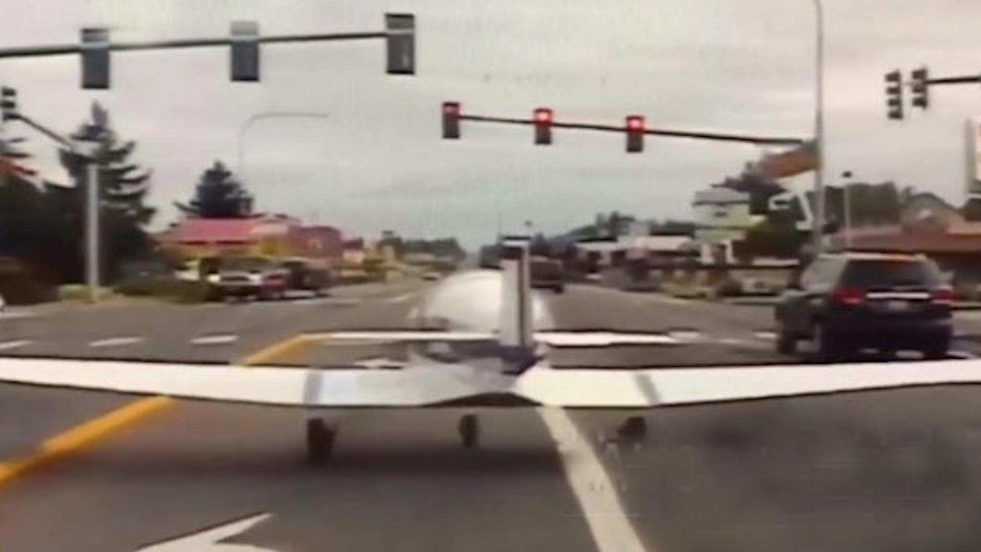 May bay ha canh xuong duong cao toc gio cao diem hinh anh