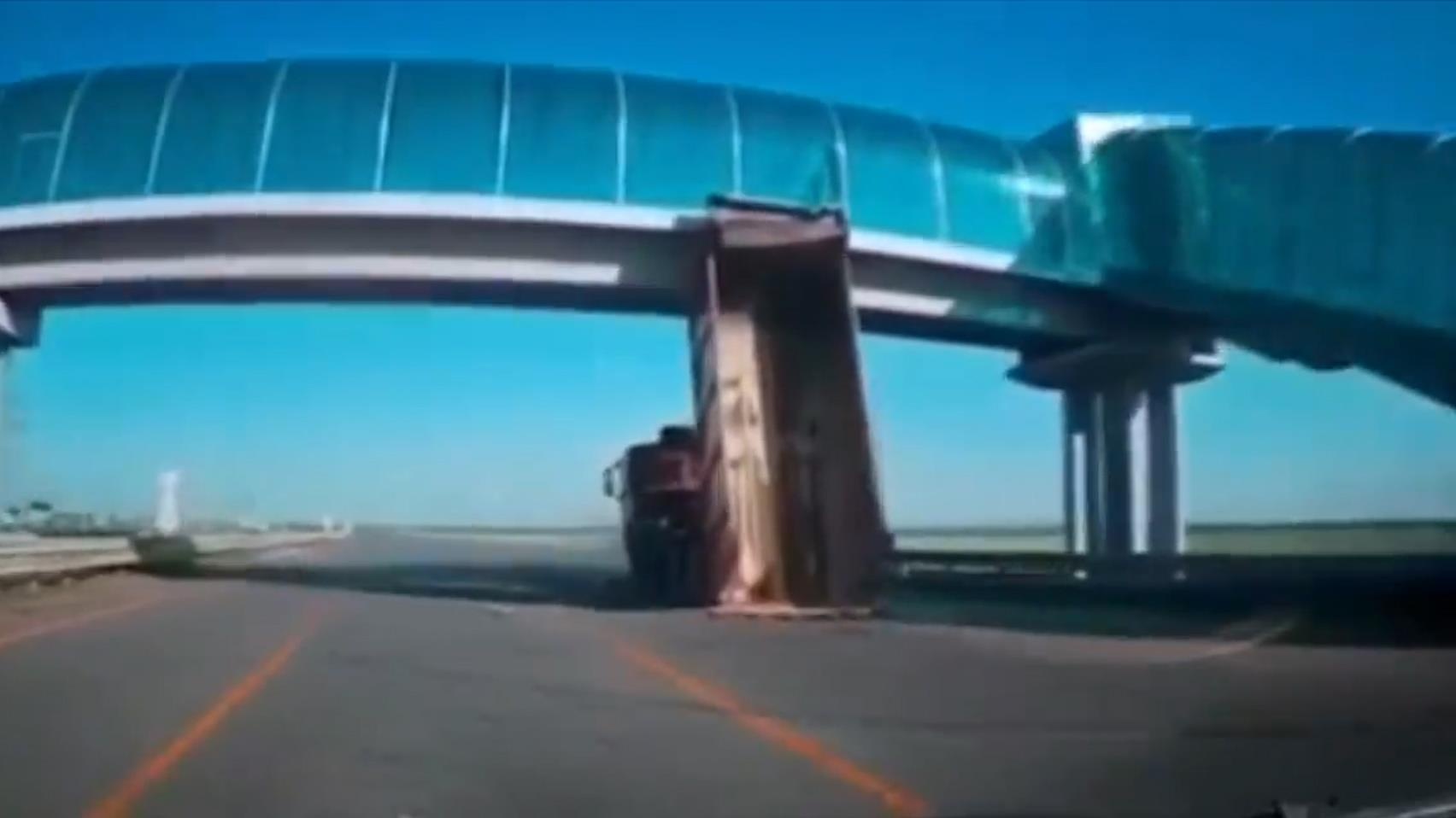 Xe ben ngang nhien khong ha thung, tong vao cau di bo tren cao toc hinh anh