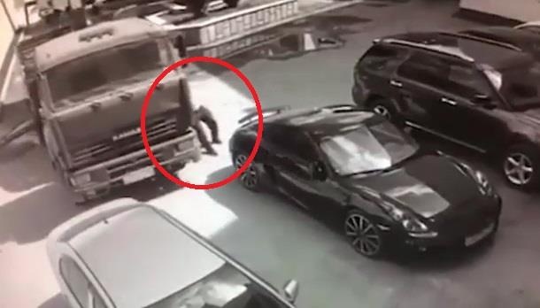 Tai xe tay khong chan xe tai hong phanh troi vao oto con hinh anh