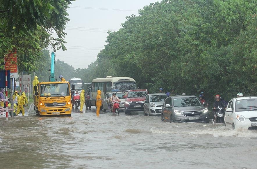 Oto 'vuot lu', nguoi nguoi dap de tren dai lo hien dai nhat Viet Nam hinh anh