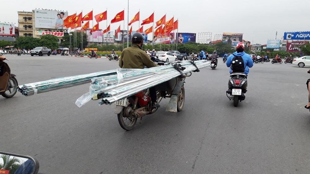 Xe tho so cho cong kenh tran lan gay nguy hiem giua thanh pho hinh anh