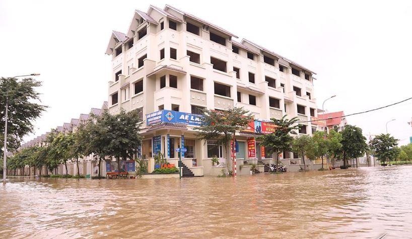 Bien nuoc 'bao vay' khu biet thu trieu do o Ha Noi hinh anh