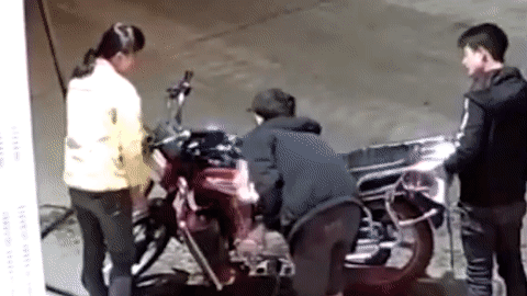 Thanh nien say ruou dot xe may tai tram xang o Trung Quoc hinh anh