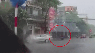 Vuot den do giua troi mua, nguoi phu nu bi taxi hat vang xuong duong hinh anh