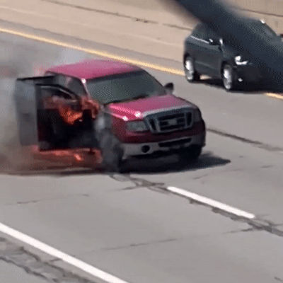 Xe ban tai chay rung ruc van chay bon bon tren cao toc My hinh anh