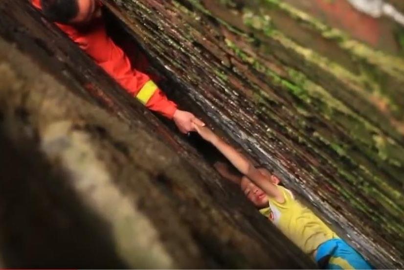 Giai cuu be trai mac ket giua khe tuong bang cay thuoc o Trung Quoc hinh anh