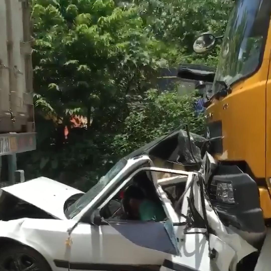 Oto bi kep giua xe ben va container, nan nhan may man thoat chet hinh anh