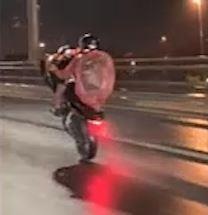 Tai xe mac ao mua boc dau giua duong uot tren cau hinh anh