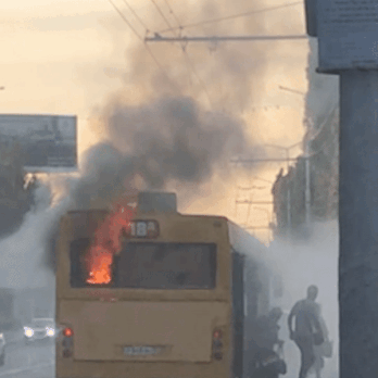 Xe bus boc chay ngun ngut, hanh khach van thong tha buoc xuong hinh anh