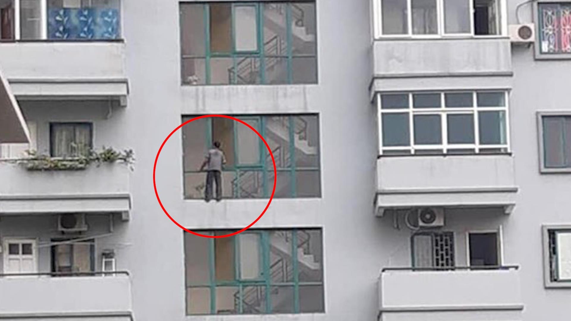 Nguoi dan ong nhay lau tu tu trong chung cu o Ha Noi hinh anh