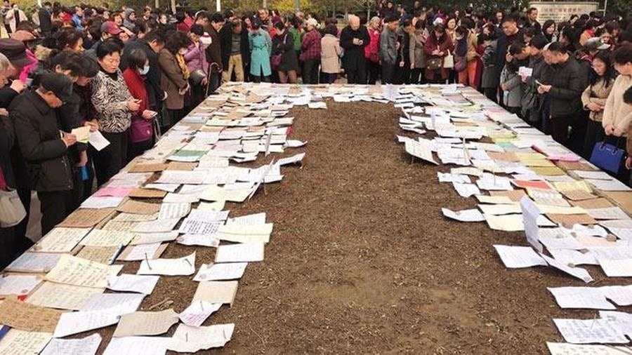 Cha me Trung Quoc mang ly lich, bang cap con den treo tai cho mai moi hinh anh