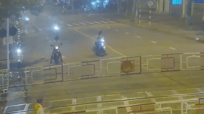 Nam thanh nien phong nhanh tong sap rao chan, bi tau hoa dam trung hinh anh