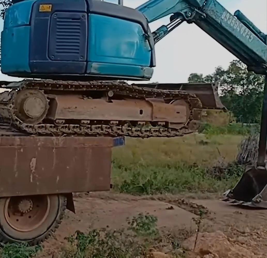 May xuc tu leo len thung xe tai o Quang Tri hinh anh