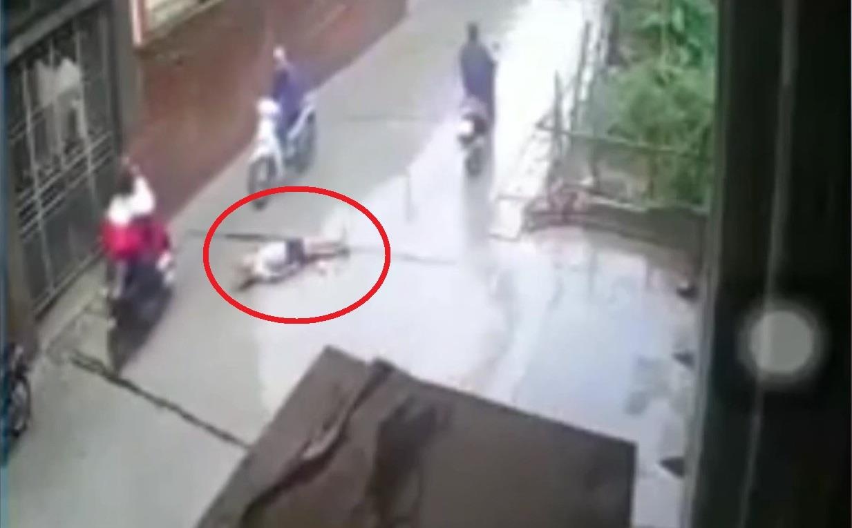 Nhieu nguoi di qua nhin cu gia bi tai nan nam duoi duong hinh anh