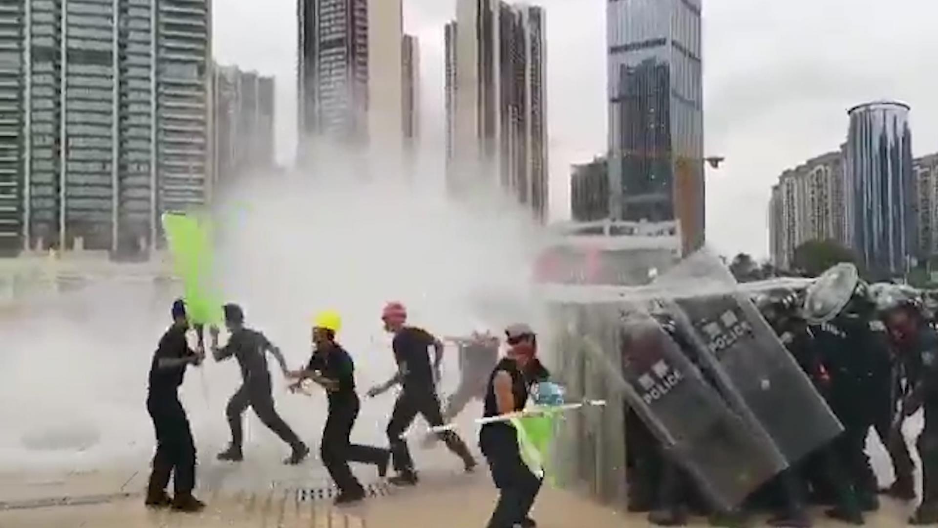 12.000 canh sat Trung Quoc dien tap chong bao dong gan Hong Kong hinh anh