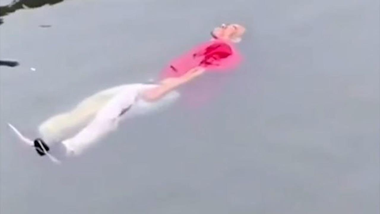 Cu ong nga lung troi noi duoi song khien nguoi di duong so hai hinh anh