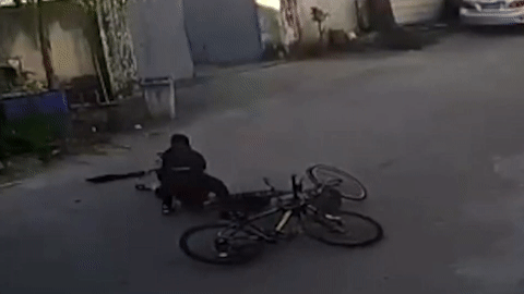 Di sai duong con hung ho danh nhau, nguoi phu nu bi quat du vo dau hinh anh