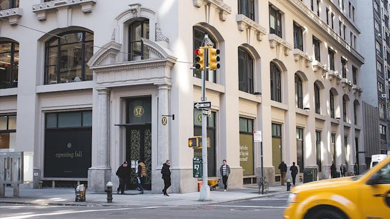 Con duong hang hieu lon nhat New York bi de doa boi thuong mai dien tu hinh anh