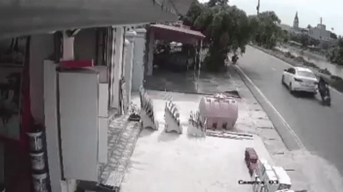 Lai xe may thoat chet than ky duoi gam xe tai o Nam Dinh hinh anh