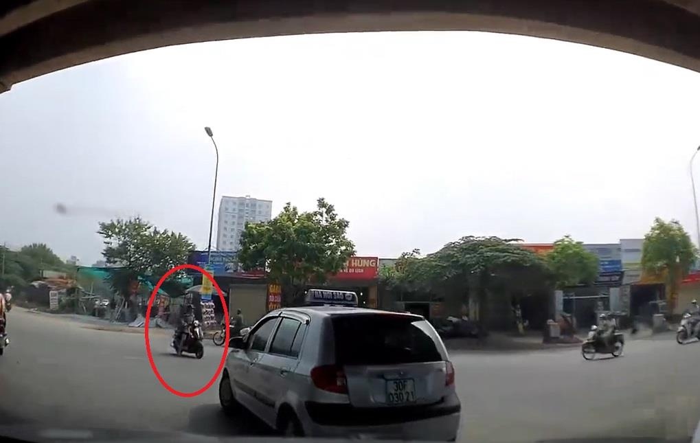 Sang duong nguoc chieu, nguoi phu nu bi xe may dam nga nhao hinh anh