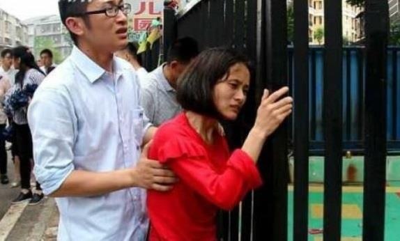 Nhung vu tre em chet thuong tam do bi bo quen tren oto hinh anh