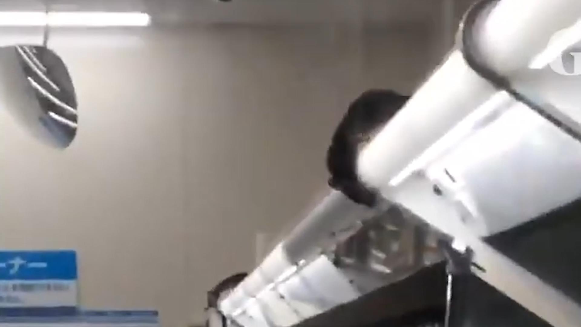 Bi bay chuot cong 'tan cong', cua hang tien loi Nhat phai tam nghi ban hinh anh