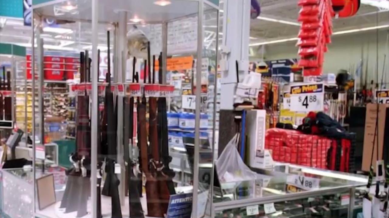 Cac hang ban le My dan do chuyen ban sung dan hinh anh